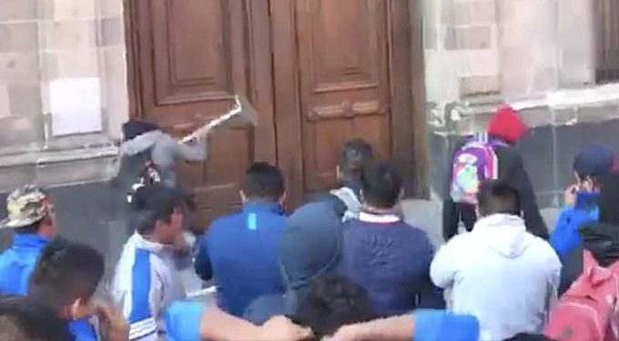 Enfrentamiento entre normalistas y seguridad de Palacio Nacional