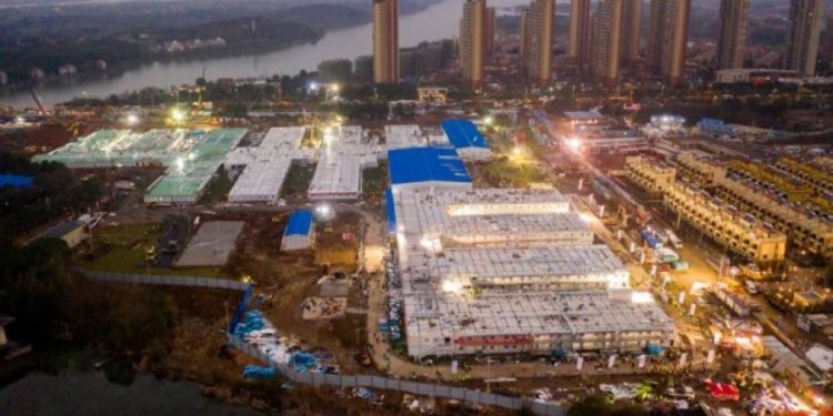 China abre hospital construido en 10 días para pacientes de coronavirus