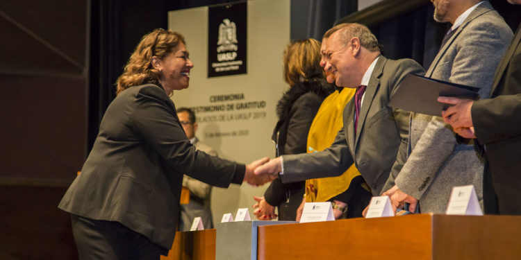 UASLP entrega testimonio de gratitud a administrativos y maestros jubilados