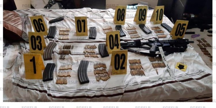 Fiscalía asegura en cateo armas largas, cartuchos, granadas, droga y equipo táctico