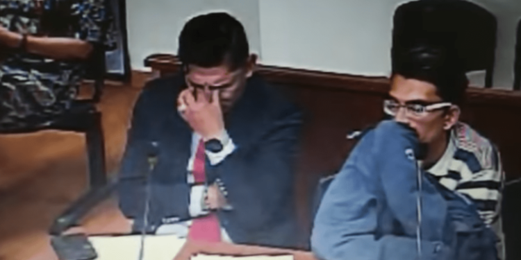 En pleno juicio, abogado llora al escuchar cómo su defendido mató a un bebé