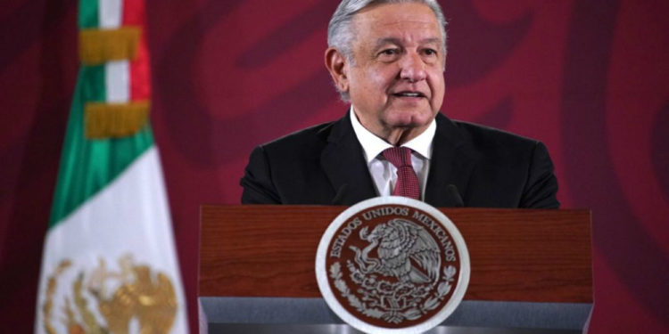 Disfrazarse de feministas es inmoral: AMLO