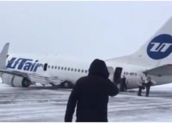 Aterriza en Rusia avión con tren de aterrizaje roto y 100 personas a bordo