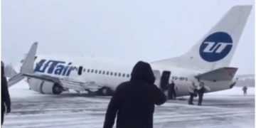 Aterriza en Rusia avión con tren de aterrizaje roto y 100 personas a bordo