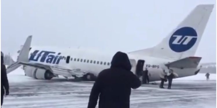 Aterriza en Rusia avión con tren de aterrizaje roto y 100 personas a bordo