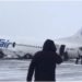 Aterriza en Rusia avión con tren de aterrizaje roto y 100 personas a bordo