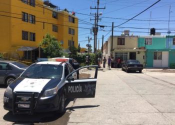 Joven agrede a policías, se tira al piso y pide auxilio