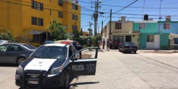 Joven agrede a policías, se tira al piso y pide auxilio