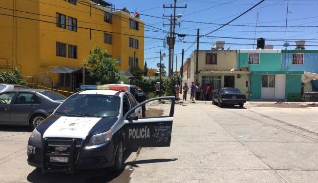 Joven agrede a policías, se tira al piso y pide auxilio
