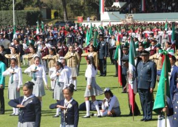 En ceremonia por Día de la Bandera, piden luchar contra violencia de género