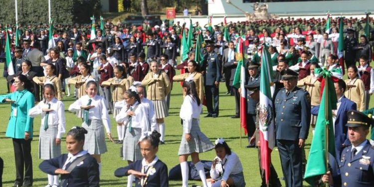 En ceremonia por Día de la Bandera, piden luchar contra violencia de género