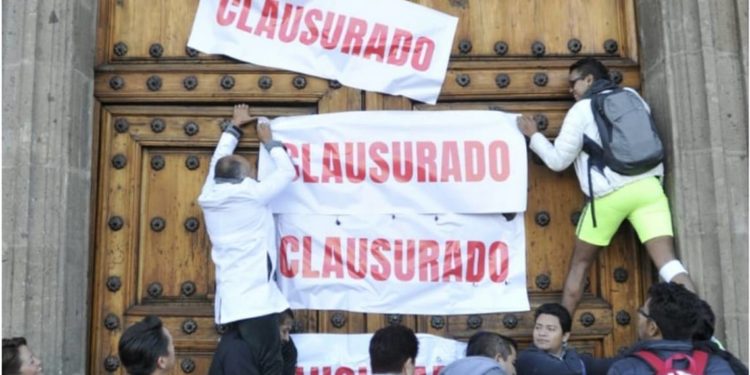 Clausuran Palacio Nacional por falta de medicamentos