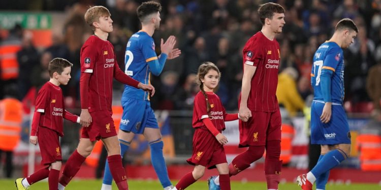 La Premier League cobran a los niños que salen a la cancha