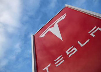 ¿Cómo comprar acciones de Tesla?