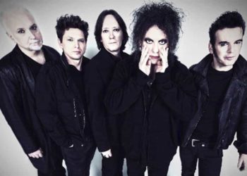 The cure lanzó colección especial de ropa para festejar el Día de San Valentín