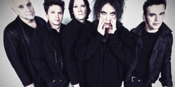 The cure lanzó colección especial de ropa para festejar el Día de San Valentín