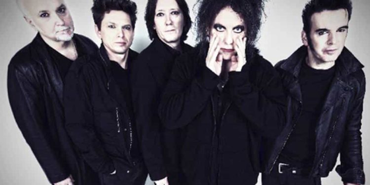 The cure lanzó colección especial de ropa para festejar el Día de San Valentín