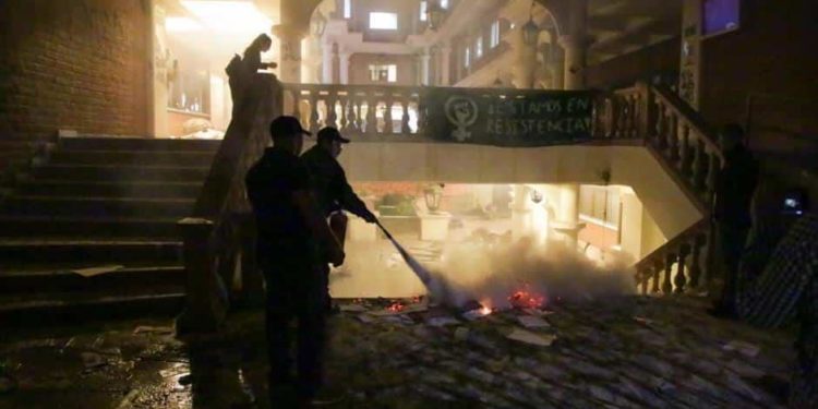Queman feministas Poder Judicial de Sonora