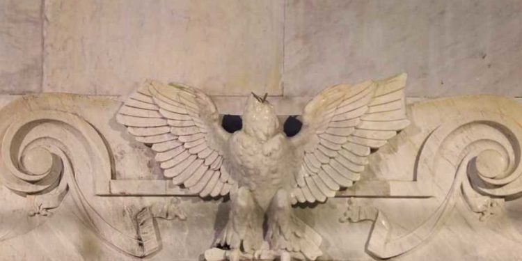Hombre mutila el Águila de la República del Hemiciclo a Juárez