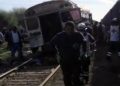 Choca tren con camión de jornaleros en Sonora, hubo 7 muertos.