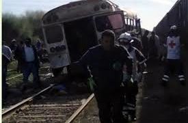 Choca tren con camión de jornaleros en Sonora, hubo 7 muertos.