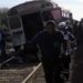 Choca tren con camión de jornaleros en Sonora, hubo 7 muertos.