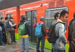 Mujer es detenida por manosear a un hombre en el Metro de CDMX