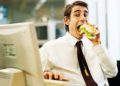 Razones por las que no debes de comer en tu escritorio