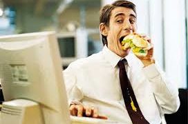 Razones por las que no debes de comer en tu escritorio