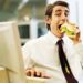 Razones por las que no debes de comer en tu escritorio