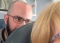 Golpea asiento de pasajera en avión