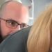 Golpea asiento de pasajera en avión