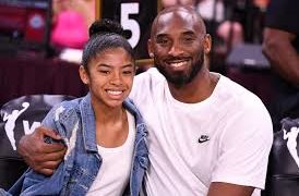 La esposa de Kobe Bryant  demanda a la operadora del helicóptero