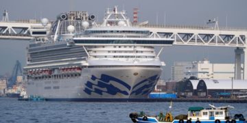 Se eleva a 355 el número de infectados por coronavirus en el crucero en cuarentena en Japón