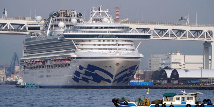 Se eleva a 355 el número de infectados por coronavirus en el crucero en cuarentena en Japón