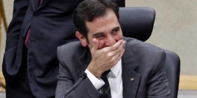 Imponen a Secretario ejecutivo del INE
