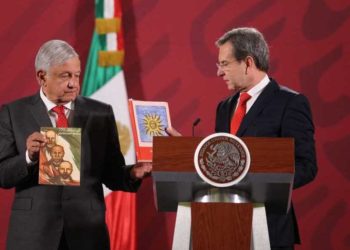 AMLO presenta nueva generación de libros de texto gratuitos por 61 aniversario