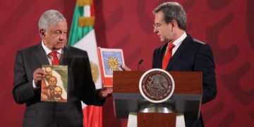 AMLO presenta nueva generación de libros de texto gratuitos por 61 aniversario