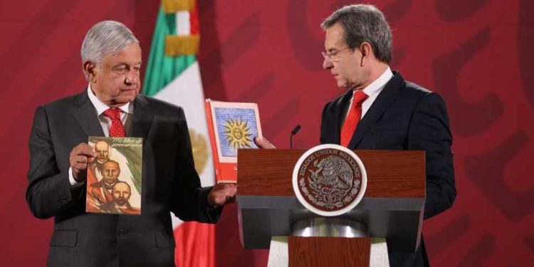 AMLO presenta nueva generación de libros de texto gratuitos por 61 aniversario