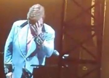 Elton Jon, se le va la voz y cancela cancela concierto entre lágrimas
