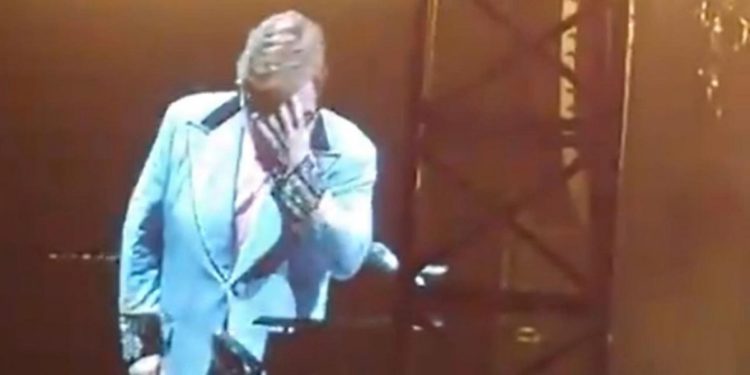 Elton Jon, se le va la voz y cancela cancela concierto entre lágrimas