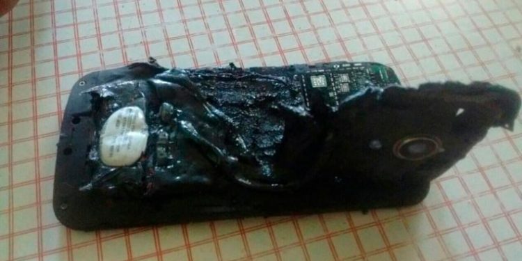 Se despertó “en llamas” tras dormir con su teléfono