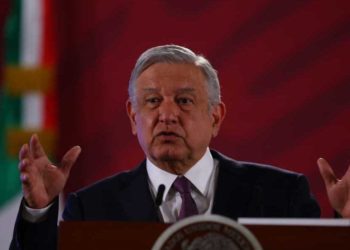 AMLO descarta reforma al INE; insistirá en reducción de presupuesto a partidos