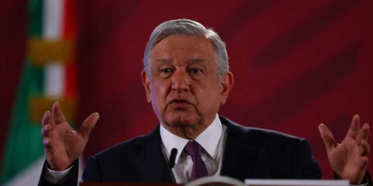 AMLO descarta reforma al INE; insistirá en reducción de presupuesto a partidos
