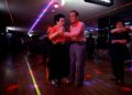 Discoteca para ancianos en Corea del Sur; la idea es combatir la soledad
