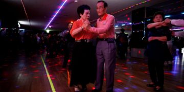 Discoteca para ancianos en Corea del Sur; la idea es combatir la soledad