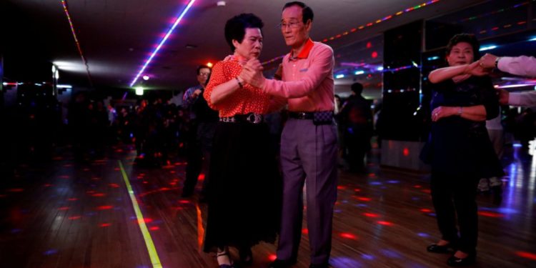 Discoteca para ancianos en Corea del Sur; la idea es combatir la soledad