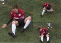 Una futbolista se disloca la rodilla, se la recoloca a golpes y sigue jugando