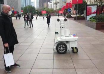 China implementa robots patrulla, delatan a quienes no llevas mascarilla