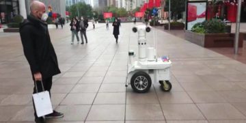 China implementa robots patrulla, delatan a quienes no llevas mascarilla